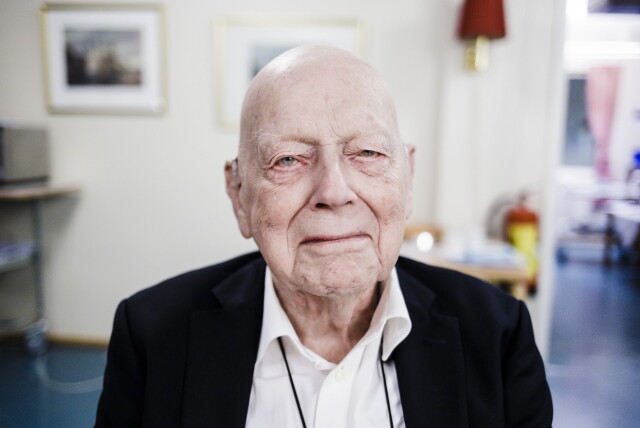 CARL FALCK: Fra 15. oktober 2012 til sin død var forretningsmannen Carl Wilhelm Andreas Falck Norges eldste mann. Han ble født i Tønsberg 27. mai 1907. Den 23. juli sovnet han inn 109 år gammel. Foto: Krister Sørbø for VG // NTB Scanpix CARL FALCK: Fra 15. oktober 2012 til sin død var forretningsmannen Carl Wilhelm Andreas Falck Norges eldste mann. Han ble født i Tønsberg 27. mai 1907. Den 23. juli sovnet han inn 109 år gammel. Foto: Krister Sørbø for VG // NTB Scanpix